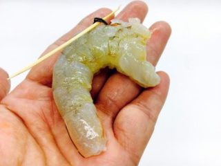 2、春节初二回娘家三鲜卤面四拌菜之三 清炒虾仁,鲜虾去皮，挑出虾线。
