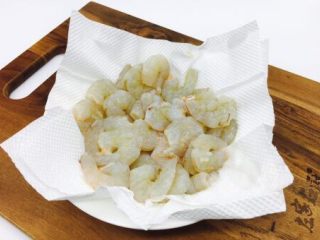 3、春节初二回娘家三鲜卤面四拌菜之三 清炒虾仁,用餐巾纸吸干虾仁的水份。