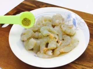 4、春节初二回娘家三鲜卤面四拌菜之三 清炒虾仁,放一小捏白胡椒粉。