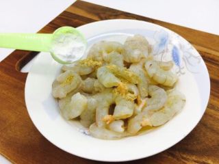 7、春节初二回娘家三鲜卤面四拌菜之三 清炒虾仁,放1勺淀粉。