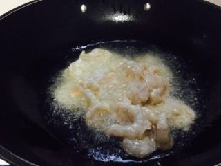 9、春节初二回娘家三鲜卤面四拌菜之三 清炒虾仁,大火起锅，锅热，放入500g左右的油，当油温5～6成热时，放入虾仁。