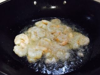 11、春节初二回娘家三鲜卤面四拌菜之三 清炒虾仁,当虾仁由透明色颜色变粉时改小火，捞出虾仁。
