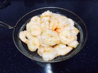 12、春节初二回娘家三鲜卤面四拌菜之三 清炒虾仁,虾仁沥一下油备用。