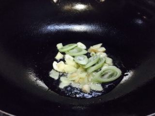 13、春节初二回娘家三鲜卤面四拌菜之三 清炒虾仁,锅里留少许底油，当油温3成热时放入葱姜蒜暴香。