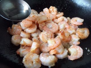 16、春节初二回娘家三鲜卤面四拌菜之三 清炒虾仁,烹入锅沿料酒1勺，翻炒均匀。
