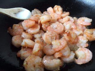 17、春节初二回娘家三鲜卤面四拌菜之三 清炒虾仁,放入适量的盐调味。