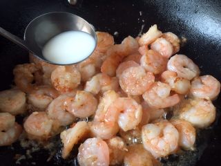 18、春节初二回娘家三鲜卤面四拌菜之三 清炒虾仁,淋入适量的水淀粉勾薄芡，翻炒均匀即可。