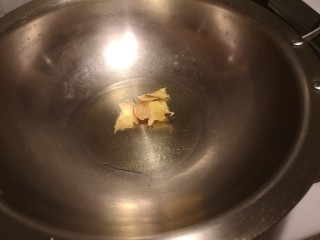 6、红烧鸡肉香菇,锅内加油，放入姜片。