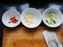 9、生炒墨鱼,葱洗净，斜着切成小段；蒜去皮，切片；小红尖椒切小段；马铃薯淀粉加入50mL水搅拌均匀