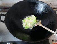 10、生炒墨鱼,炒锅加色拉油烧至五成热，先投入葱段、蒜片爆香