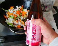 14、生炒墨鱼,倒入米酒再炒约30秒，加入食盐、白砂糖调味