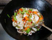 15、生炒墨鱼,倒入水淀粉勾芡，再加入鸡精