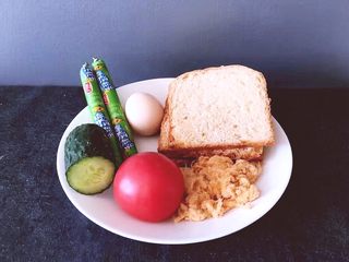 1、早餐 鸡蛋火腿三明治,将鸡蛋火腿肠，吐司，西红柿，黄瓜，准备好
