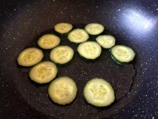 2、早餐 鸡蛋火腿三明治,将黄瓜洗净切块放入锅中煎至7分熟
