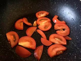 5、早餐 鸡蛋火腿三明治,将西红柿洗净后切成薄片入锅中煎7分熟