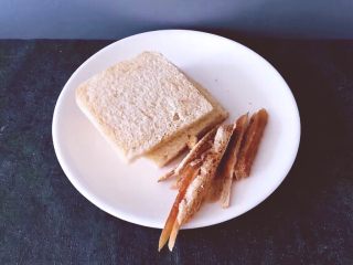 6、早餐 鸡蛋火腿三明治,吐司切掉4周边，入烤箱150度5分钟