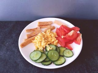 7、早餐 鸡蛋火腿三明治,所以煎好的材料放盘中装好