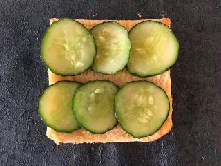 8、早餐 鸡蛋火腿三明治,将烤好的吐司拿一片，放上煎好的黄瓜片
