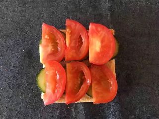9、早餐 鸡蛋火腿三明治,将西红柿片放在黄瓜片上