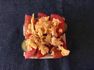 10、早餐 鸡蛋火腿三明治,将鸡蛋均匀摆好放上火腿肠