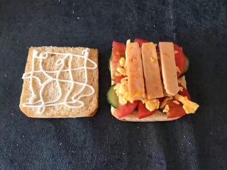 11、早餐 鸡蛋火腿三明治,准备另一个吐司涂满沙拉酱，尽量多一点