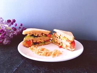 13、早餐 鸡蛋火腿三明治,切开即可食用，撒上少许肉松。配上一杯热牛奶，美味早餐。