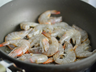4、茄汁开背虾,锅里倒入比平时炒菜多一倍的油，烧热后放入虾煎制
