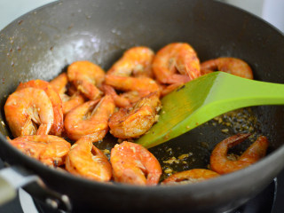 7、茄汁开背虾,随后再放入虾翻炒一下