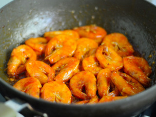 9、茄汁开背虾,待汁浓稠即可关火