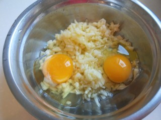 5、苹果饼,装入盆中，加两个鸡蛋。