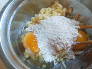 6、苹果饼,加入面粉。