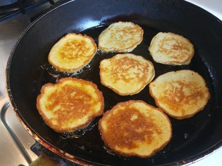 10、苹果饼,煎制金黄翻面。