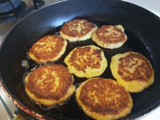 11、苹果饼,两面煎制金黄即可。