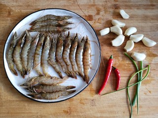 1、蒜蓉粉丝开背虾,准备食材。粉丝去泡温泉了，后面出镜。