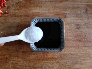 9、蒜蓉粉丝开背虾,用味极鲜酱油，蚝油，一丢丢盐和清水，适量白糖调一个料汁。（口味根据个人喜好即可）