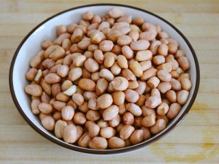 1、酒鬼花生，是不是酒鬼都超喜欢！,准备花生米400g，正好做一盘的用量~