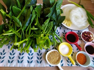 1、凉拌菠菜粉丝,准备食材