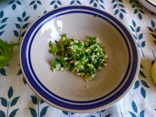 2、凉拌菠菜粉丝,葱蒜切末