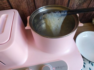 5、凉拌菠菜粉丝,粉丝烫软