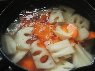 4、开胃下饭的糖醋鲜藕,莲藕和胡萝卜一起下锅里加水烧开，5分钟后捞起来沥干水分；