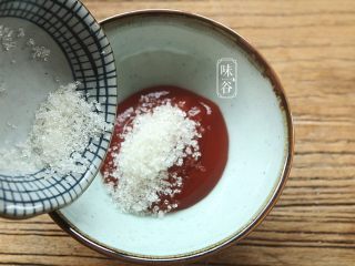 5、开胃下饭的糖醋鲜藕,碗里倒入番茄酱和白砂糖；