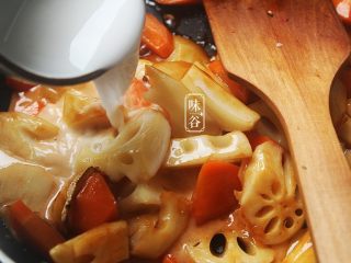 11、开胃下饭的糖醋鲜藕,用2勺淀粉加半碗水调成淀粉水，倒入锅里翻炒收汁；