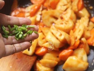 12、开胃下饭的糖醋鲜藕,最后关火前撒上葱花即可。