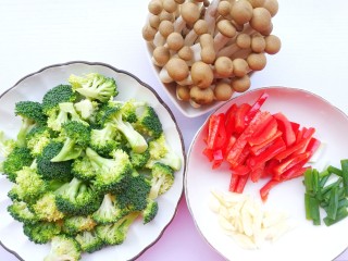 1、西兰花炒菌菇,西兰花切小朵盐水泡10分钟，姜切丝，蒜切片，辣椒切丝。