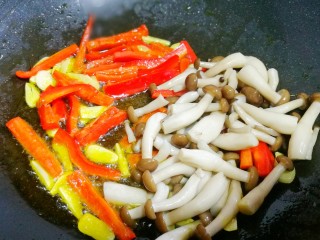 7、西兰花炒菌菇,加菌菇。
