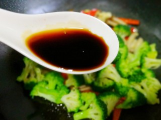 10、西兰花炒菌菇,一勺生抽，一勺盐拌匀。