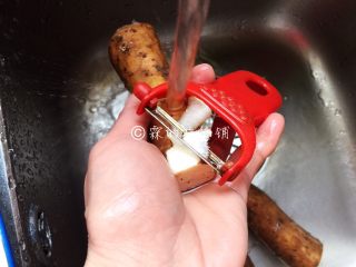 3、素炒山药 春的山药 清脆又爽口,山药最好是在流水的状态下,刨皮,否则手会很遭罪,而且为了避免山药氧化,尽量等要炒的时候再去准备。