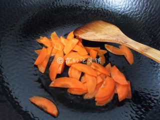 7、素炒山药 春的山药 清脆又爽口,油锅烧热后,先放胡萝卜片煸炒一下。