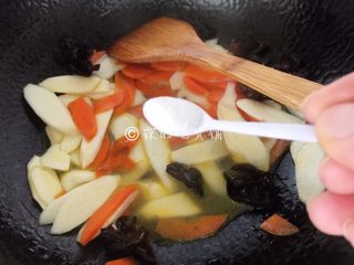 10、素炒山药 春的山药 清脆又爽口,然后放盐,翻炒均匀。