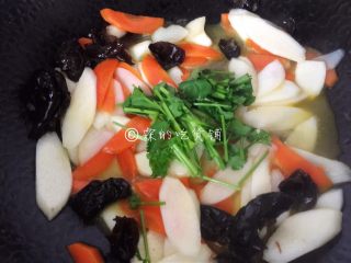 11、素炒山药 春的山药 清脆又爽口,要出锅前,把香菜放入,快速炒匀后关火。